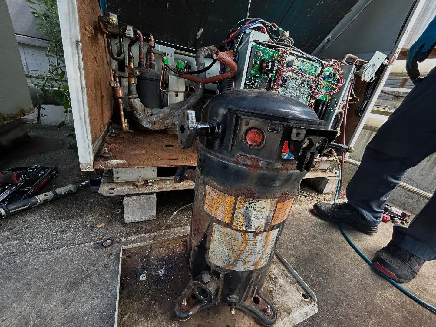 冷凍機圧縮機交換作業