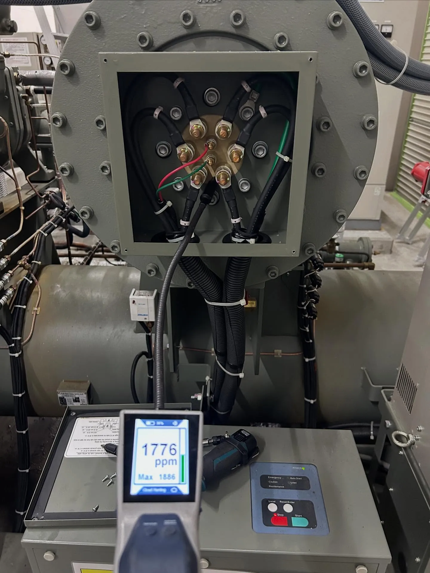 スクリュー冷凍機ガス漏れ修理